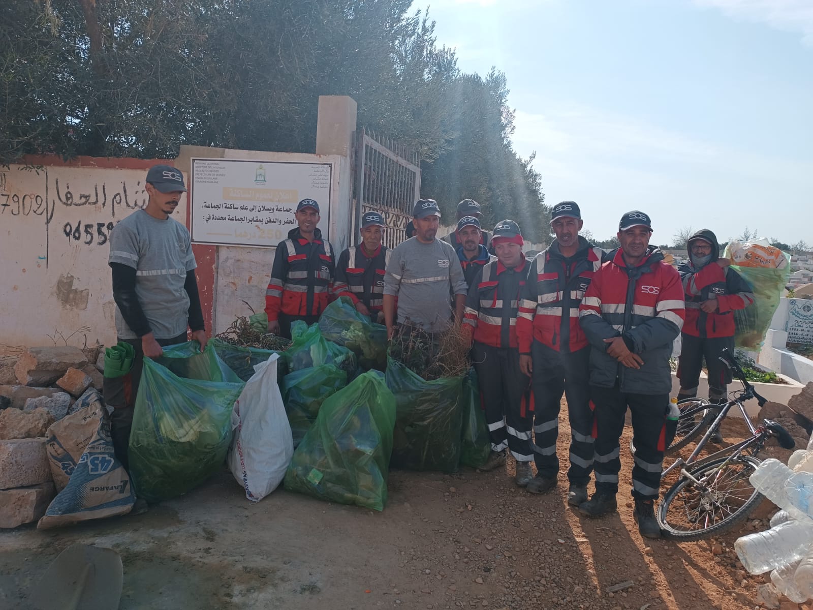 في خطوة تهدف إلى تحسين مستوى النظافة بالجماعة والعناية بمختلف مرافقها، واستجابة لمتطلبات الحفاظ على كرامة أماكن الدفن بجماعة ويسلان، شهدت مقبرة الرحمة 2 طيلة يوم الخميس 19 دجنبر الجاري، حملة تنظيف واسعة قامت بها الشركة المكلفة بتدبير قطاع النظافة بالجماعة، شملت إزالة الأعشاب والأشواك وجمع النفايات المتواجدة بمحيط المقبرة وممراتها.   وتأتي هذه المبادرة انسجاما مع مانص عليه دفتر التحملات المتعلق بالاتفاقية التي تربط الشركة المعنية بجماعة ويسلان، من خلال قيام هذه الأخيرة شهريا بحملات تنظيف لمقابر الجماعة، وقد لاقت هذه البادرة استحسانا كبيرا لدى الجميع.